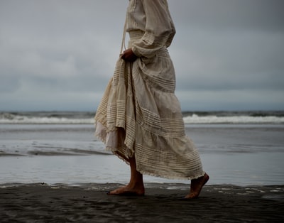 女人走在海滨
